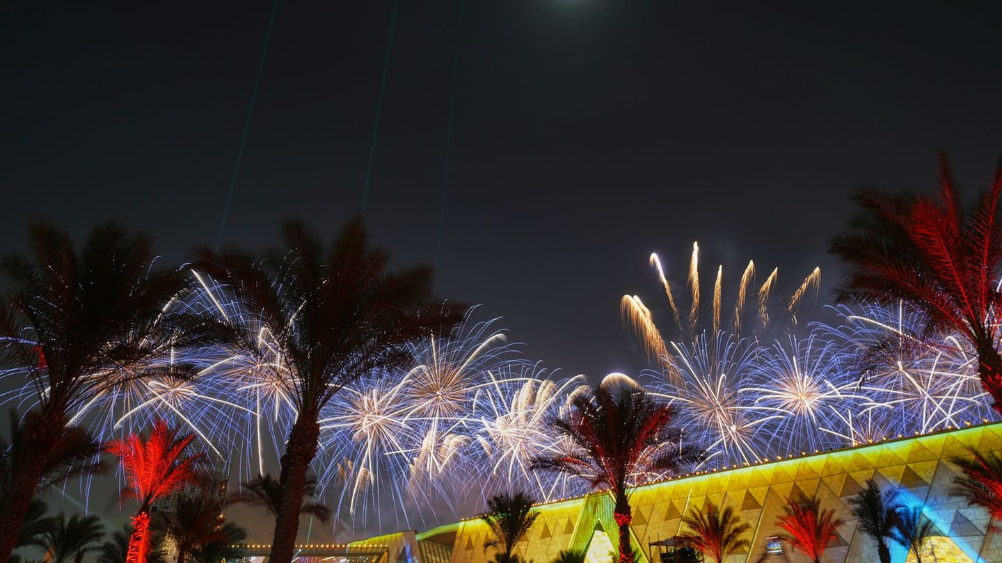 Für die Eröffnung gibt es eine große Musik- und Lichtshow und Feuerwerk. Foto: Amr Nabil/AP/dpa