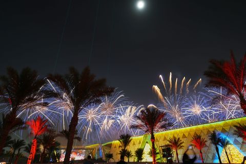 Für die Eröffnung gibt es eine große Musik- und Lichtshow und Feuerwerk. Foto: Amr Nabil/AP/dpa