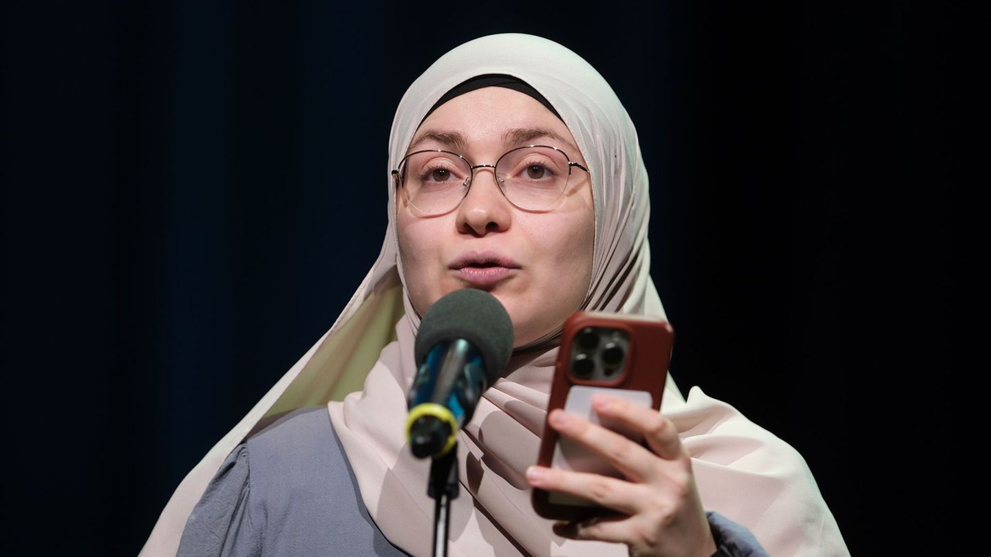 Ayse Irem hat sich im Finale der Deutschsprachigen Meisterschaft im Poetry Slam in Chemnitz den Titel geholt. Foto: Sebastian Wi