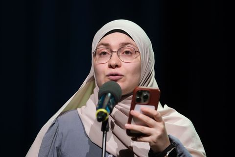 Ayse Irem hat sich im Finale der Deutschsprachigen Meisterschaft im Poetry Slam in Chemnitz den Titel geholt. Foto: Sebastian Wi
