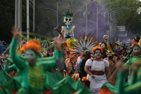 Mehr als 8.000 Darsteller zogen durch die Straßen. Foto: Claudia Rosel/AP/dpa