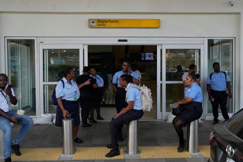Dutzende Flüge wurden annulliert: Die Rückreise verzögert sich für viele Touristen. Foto: Matias Delacroix/AP/dpa