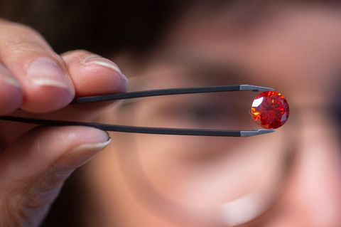 Ein Diamant aus Asche kostet mehrere tausend Euro. (Archivbild) Foto: Harald Tittel/dpa
