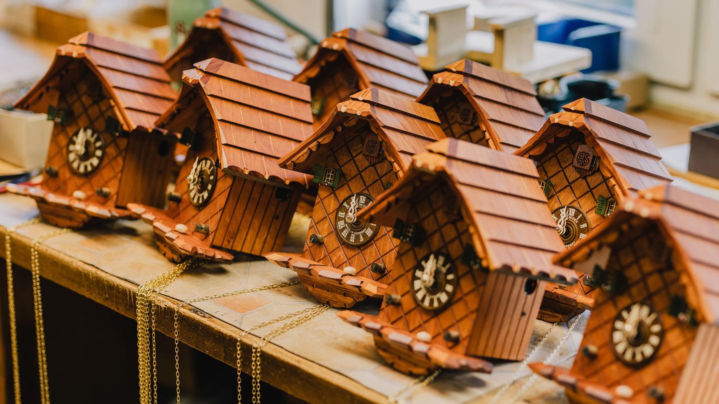 Zu einer traditionellen Kuckucksuhr gehören auch Gewichte. Foto: Philipp von Ditfurth/dpa