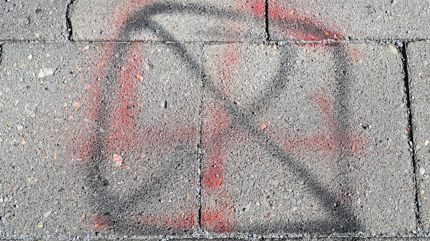 Hakenkreuz und Hitlergruß - rechtsextremistische Vorfälle an Schulen nehmen laut Kultusministerium in Stuttgart zu. (Archivbild)