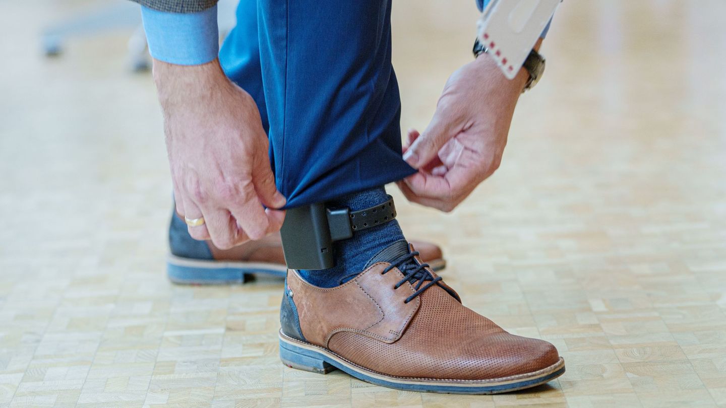 Hessen setzt auch auf die sogenannte spanische Fußfessel im Kampf gegen häusliche Gewalt. (Archivbild) Foto: Andreas Arnold/dpa