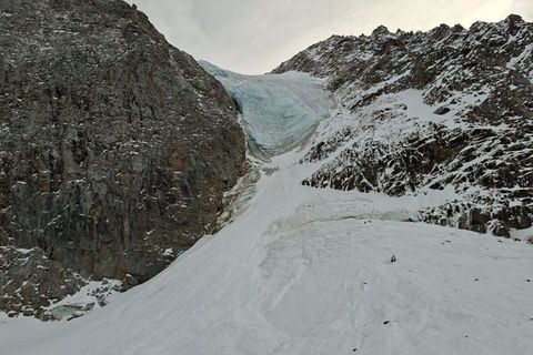 Die Urlauber sind beim Aufstieg zur mehr als 3.500 Meter hohen Vertainspitze von der Schneelawine erfasst worden. Foto: -/italie