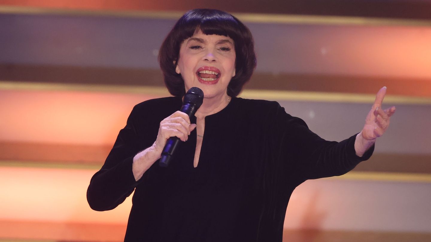 Mit Chanel-Hut und chinesischem Sonnenschirm schützt Chanson-Legende Mireille Mathieu ihre Haut. (Archivbild) Foto: Bodo Schacko