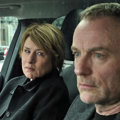 "Tatort: Erika Mustermann": Susanne Bonard (Corinna Harfouch, l.) und Robert Karow (Mark Waschke) observieren die Bundesdrucke