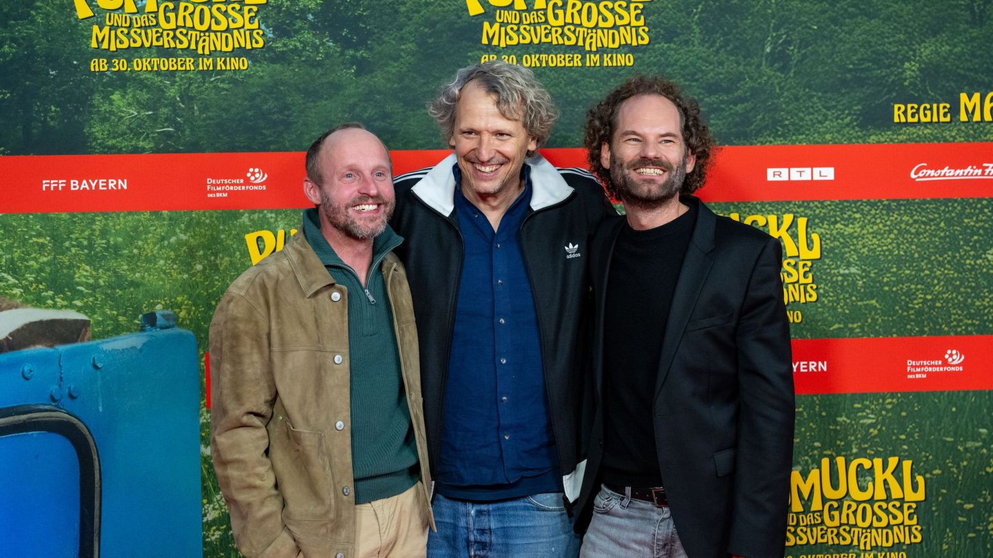 Florian Brückner (l) spielt Meister Eder, Maxi Schafroth (r) spricht den Pumuckl. Foto: Lennart Preiss/dpa