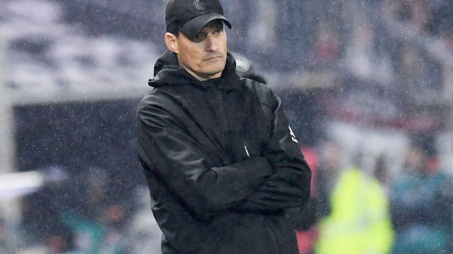 Alexander Blessin kassierte mit dem FC St. Pauli die sechste Bundesliga-Niederlage nacheinander. Foto: Daniel Bockwoldt/dpa