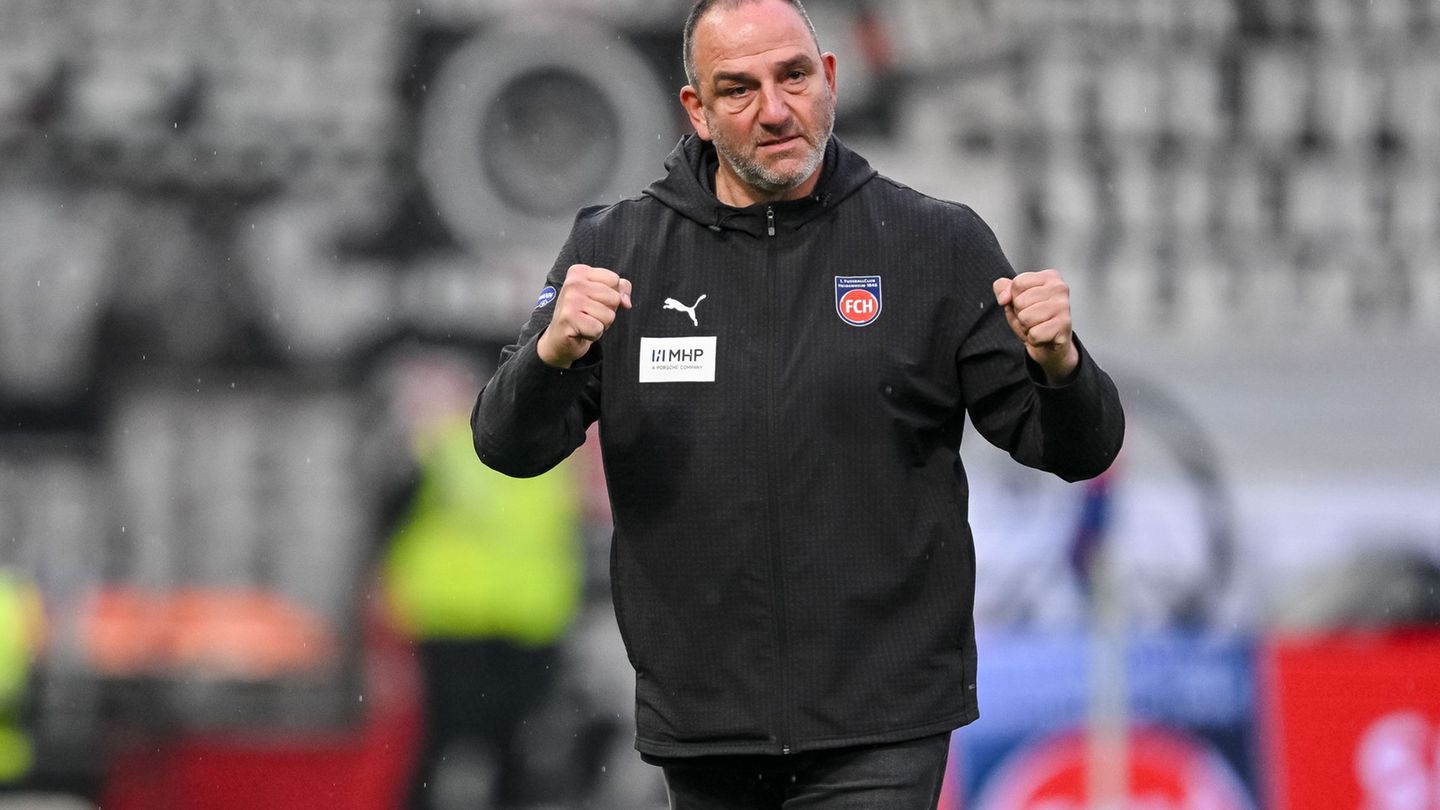 Jubel über einen Punkt: Trainer Frank Schmidt. Foto: Harry Langer/dpa