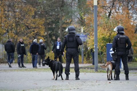 Fußballfans verließen das Olympiastadion nach dem Spiel der Hertha gegen Dynamo Dresden unter den kritischen Blicken etlicher Po