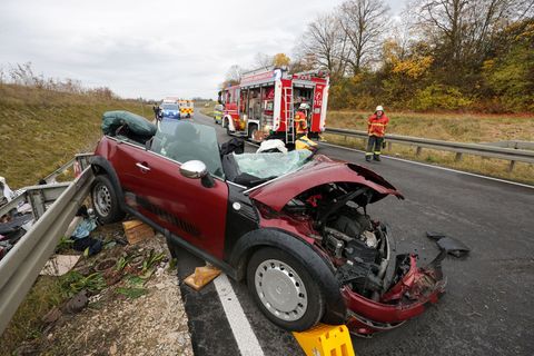 Der Wagen der jungen Frau wurde bei dem Zusammenstoß völlig zerstört. Foto: Thomas Warnack/dpa