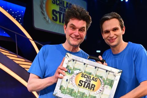 Lutz van der Horst (l.) und Fabian Köster freuten sich gegen 1.50 Uhr über ihren Erfolg.