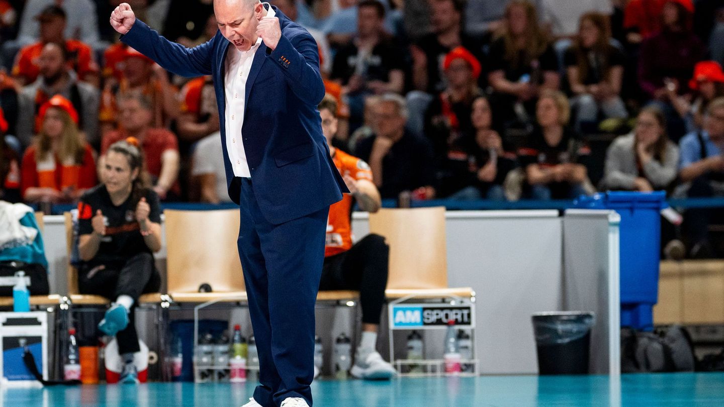 Joel Banks freut sich nach einem Sieg der BR Volleys. (Archivbild) Foto: Julius Frick/dpa