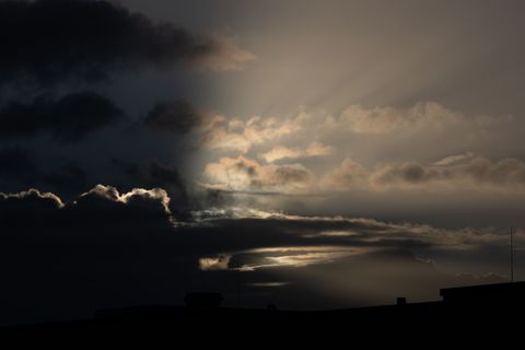 Das Wetter ist am Sonntag wechselhaft. Schauer und örtliche Gewitter sind möglich. (Symbolbild) Foto: Rolf Vennenbernd/dpa