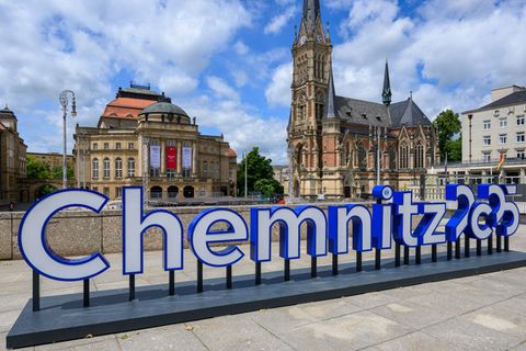 Zum Abschluss des Kulturhauptstadtjahres sollen Besucher auf dem Chemnitzer Theaterplatz gemeinsam mit Chören und Profi-Musikern