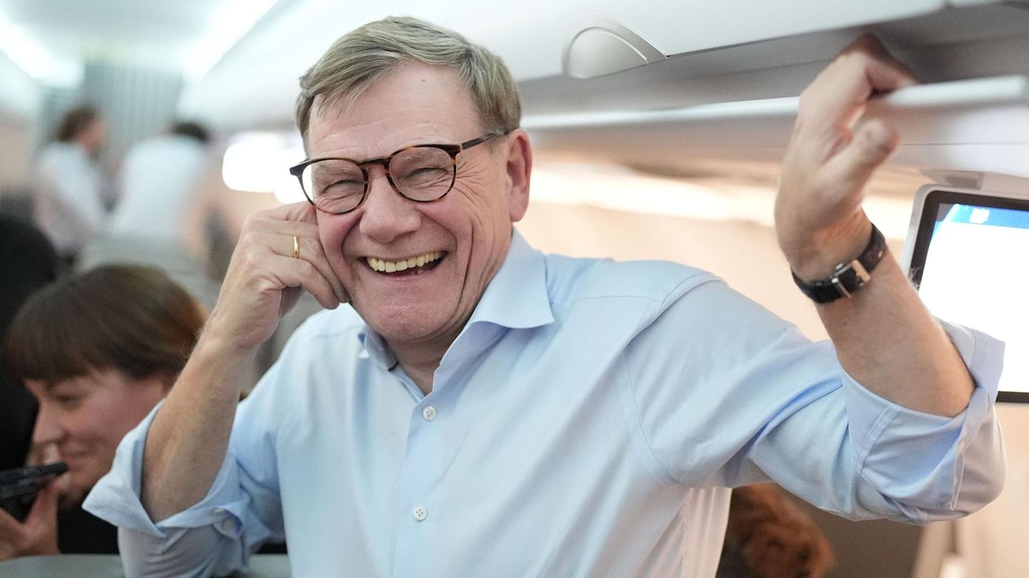 Tel Aviv, Israel. Was gibt es denn da zu lachen, Herr Außenminister? Noch dazu bei einer Reise durch den Nahen Osten – eine der kritischsten Krisenregionen der Welt? Nun gut, wenn selbst Johann Wadephul dort so lachen kann, dann kann die Lage zumindest nicht aussichtslos sein