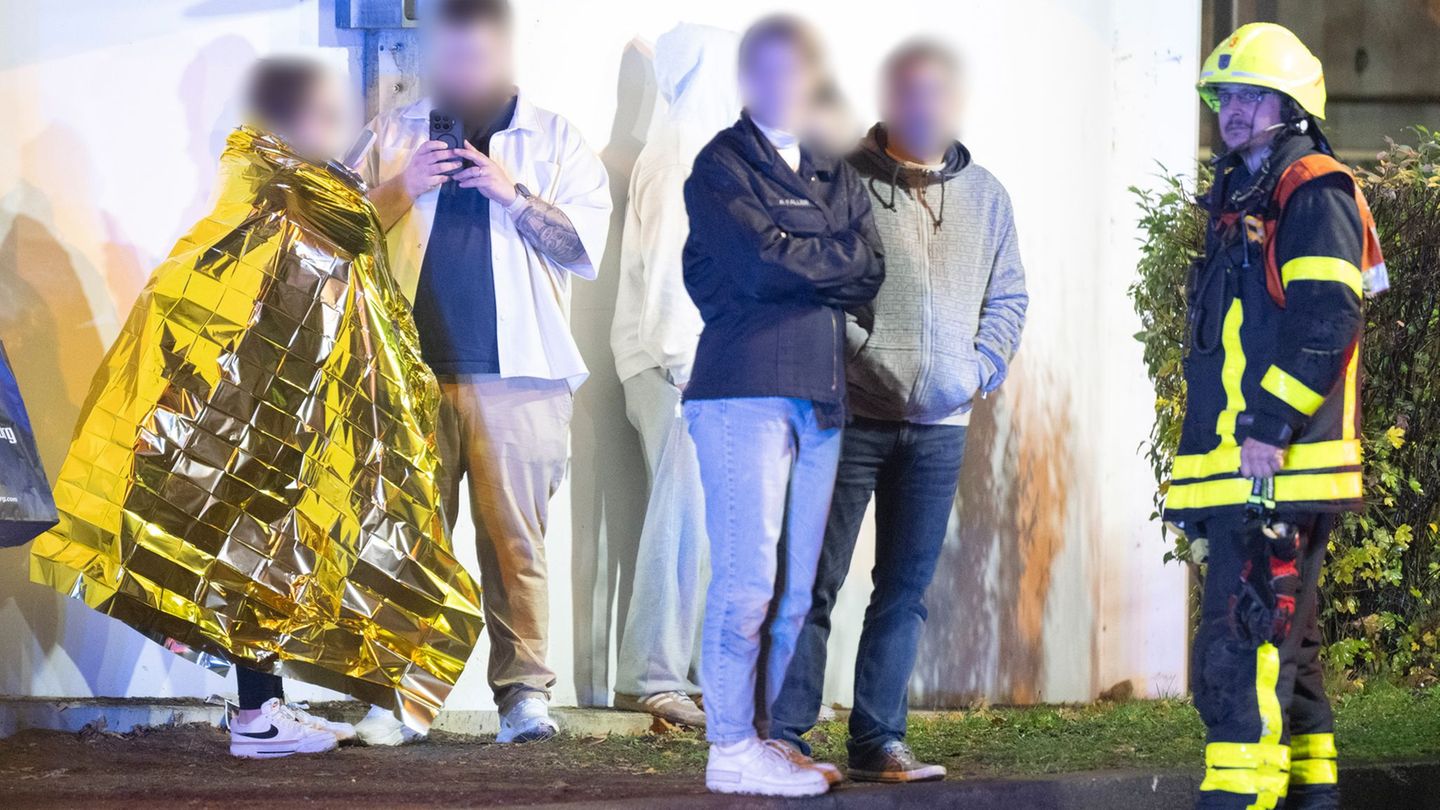 Rückstände eines Feuerwerkskörpers wurden gefunden, mehrere Menschen wurden leicht verletzt. Foto: Boris Roessler/dpa