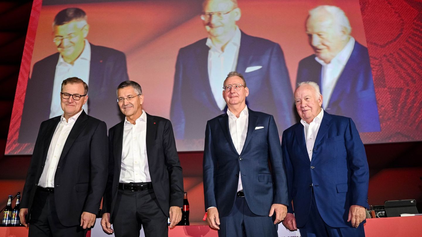 Präsident Herbert Hainer (2.v.l.) lobte die Arbeit von Trainer Vincent Kompany. Foto: Harry Langer/dpa