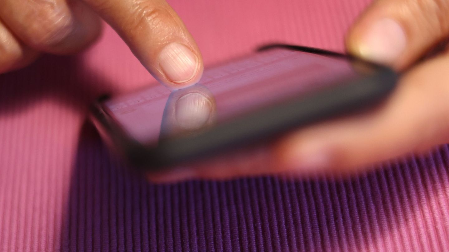 Geflüchtete in der Erstaufnahmeeinrichtung Suhl nutzen eine App zur Selbsthilfe. (Symbolbild) Foto: Karl-Josef Hildenbrand/dpa/d