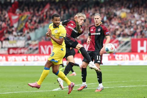 In Aktion: Tim Drexler vom 1. FC Nürnberg (M) und Leon Bell-Bell von Eintracht Braunschweig. Foto: Daniel Löb/dpa
