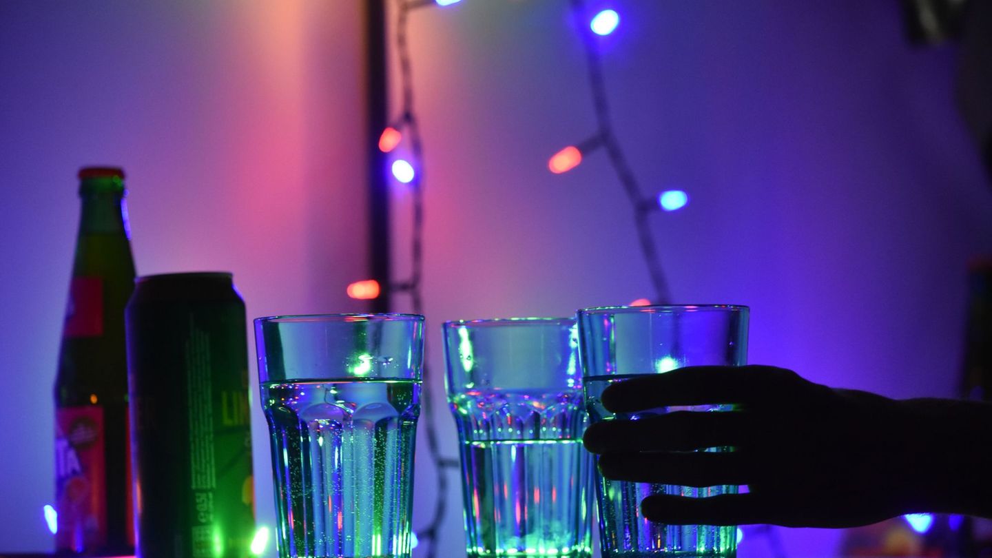 Die Polizei ermittelt, ob den Partygästen K.-o.-Tropfen verabreicht wurden. (Symbolbild) Foto: Christian Thiele/dpa