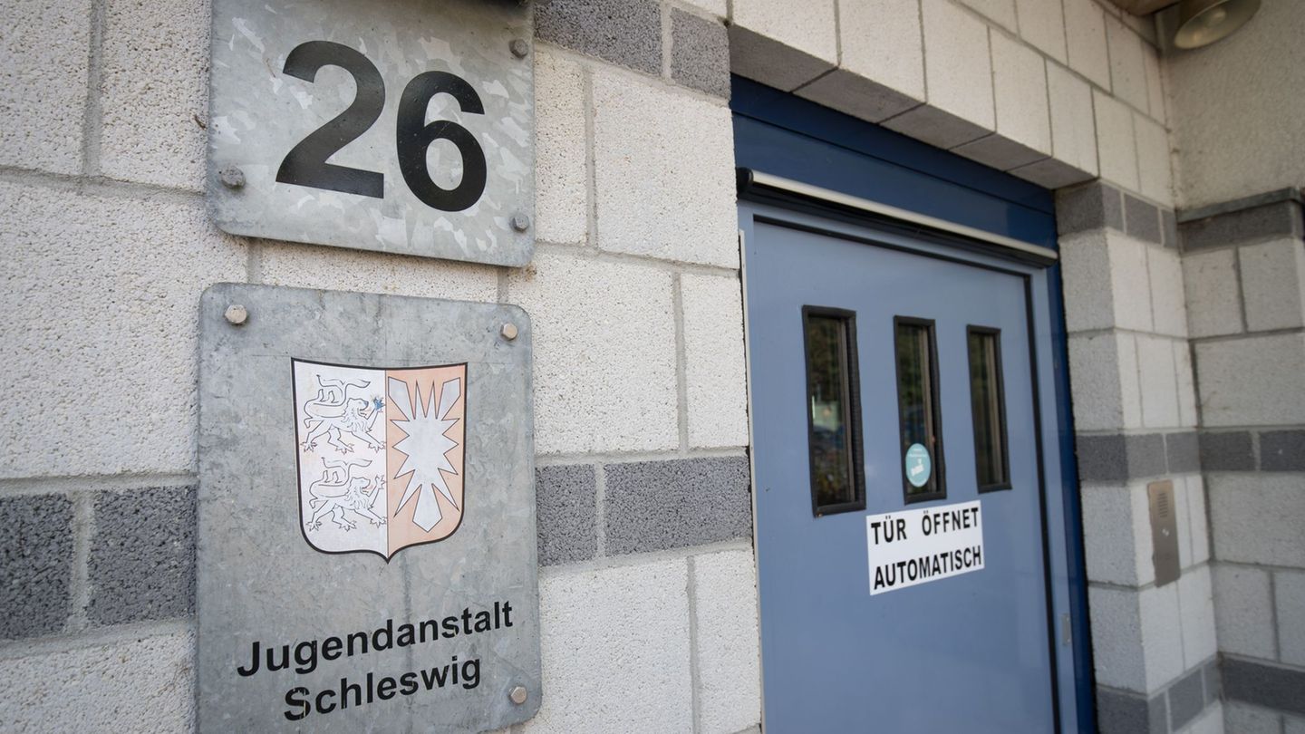 Zwei Insassen der Jugendanstalt wurden nach dem Brand verletzt ins Krankenhaus gebracht. (Archivbild) Foto: Christian Charisius/