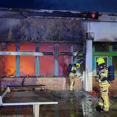 Feuerwehrleute bei Löscharbeiten an einer Gemeinschaftsschule in Geesthacht