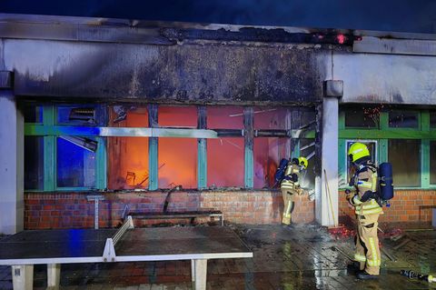 Feuerwehrleute bei Löscharbeiten an einer Gemeinschaftsschule in Geesthacht
