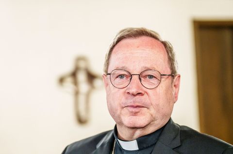 Bischof Bätzing ermutigt an Allerseelen zum Sprechen über den Tod. (Archivbild) Foto: Andreas Arnold/dpa