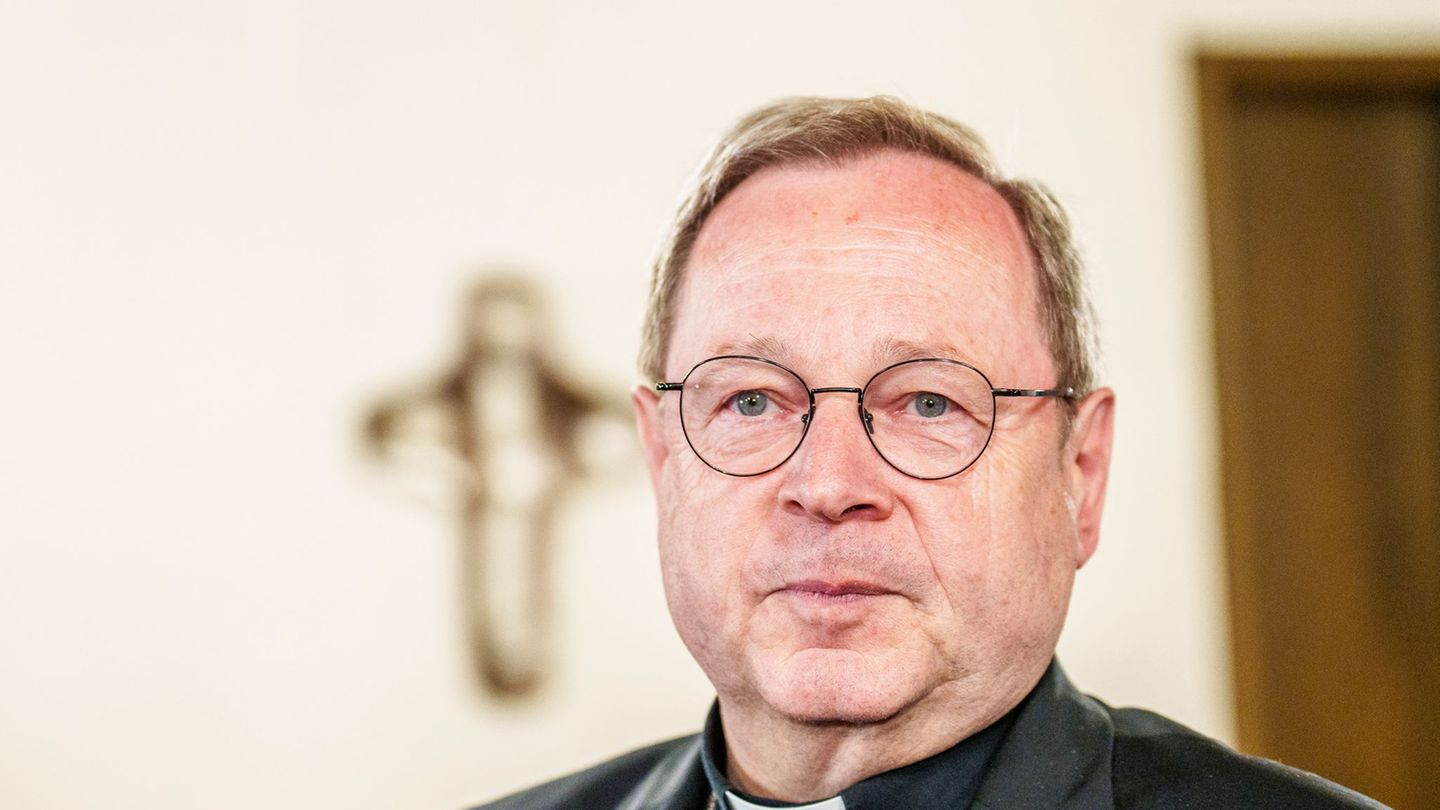 Bischof Bätzing ermutigt an Allerseelen zum Sprechen über den Tod. (Archivbild) Foto: Andreas Arnold/dpa