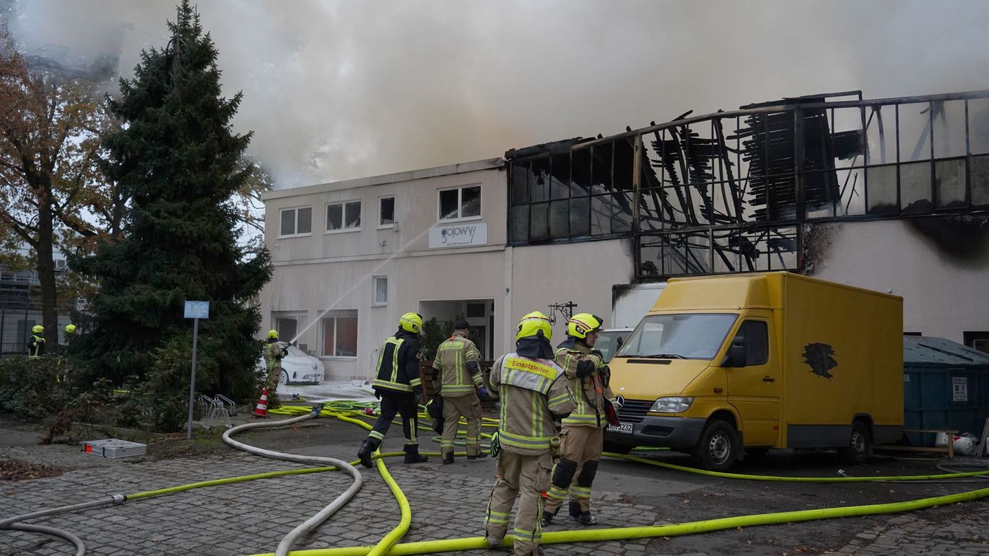 Brände: Großbrand in Berliner Industriegebiet – Dach stürzt ein