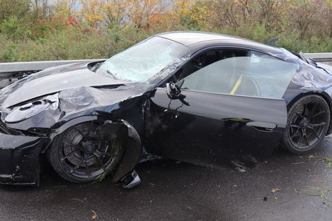 Totalschaden am Sportwagen. Menschen wurden glücklicherweise nicht verletzt. Foto: René Priebe/dpa