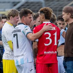 Nach dem Eklat gab es viele aufmunternde Worte für den Cottbuser Justin Butler. Foto: Heike Feiner/Eibner Pressefoto/dpa