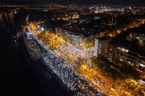 Luftaufnahme des Gedenkmarsches in Novi Sad