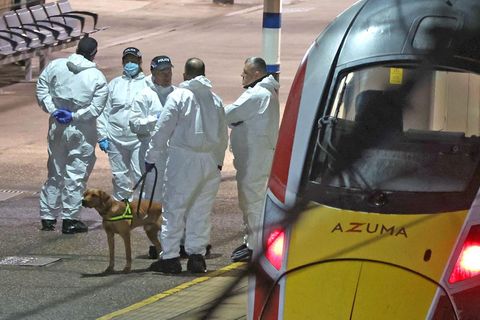 Forensische Ermittler am Bahnhof Huntingdon nach einer Messerattacke in einem Zug