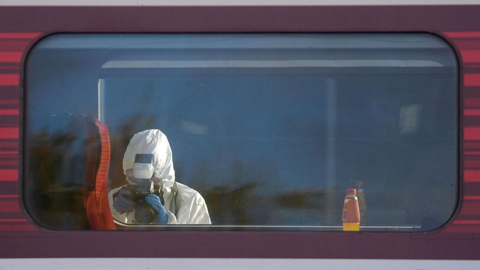 Ein forensischer Ermittler fotografiert den Tatort auf dem Bahnsteig des Bahnhofs Huntingdon