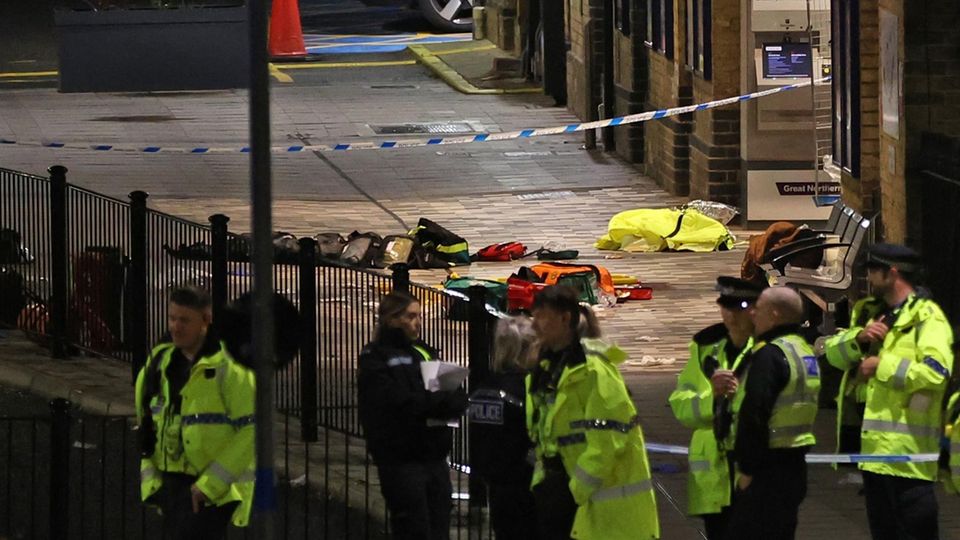 Polizeibeamte stehen bei der Notfallausrüstung am abgeriegelten Bahnhof von Huntingdon