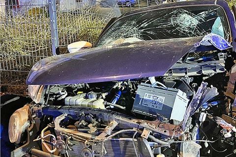 Ein Fahrer verliert am Steuer die Kontrolle, das Auto prallt gegen einen Ampelmast: Zwei Menschen werden schwer verletzt. Foto: