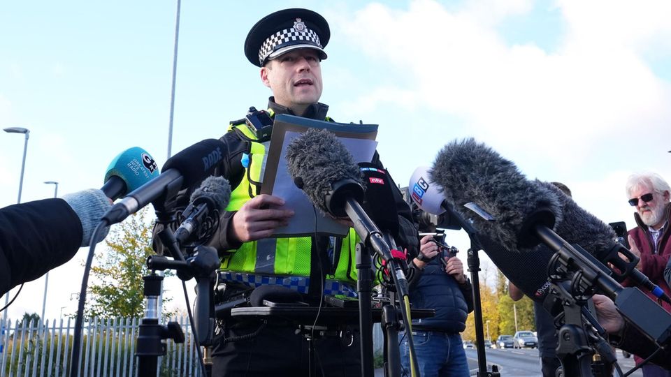 Polizei-Superintendent John Loveless spricht vor der Presse