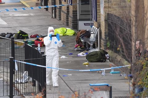 Forensiker ermitteln am Bahnhof von Huntingdon in Cambridgeshire, England