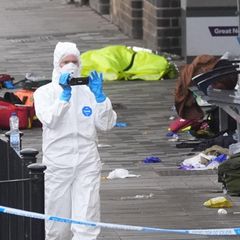 Forensiker ermitteln am Bahnhof von Huntingdon in Cambridgeshire, England