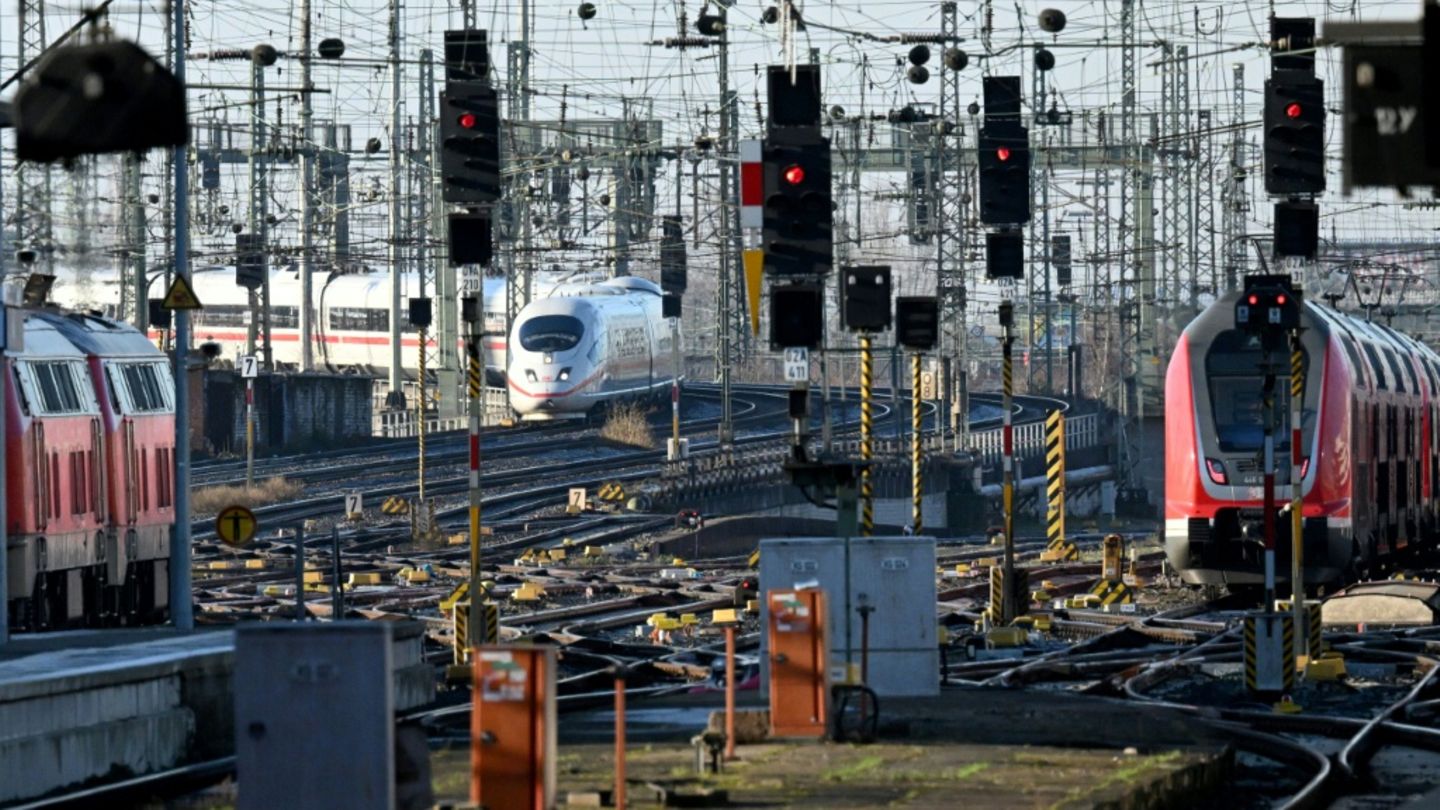 Züge auf Betriebsgelände der Bahn