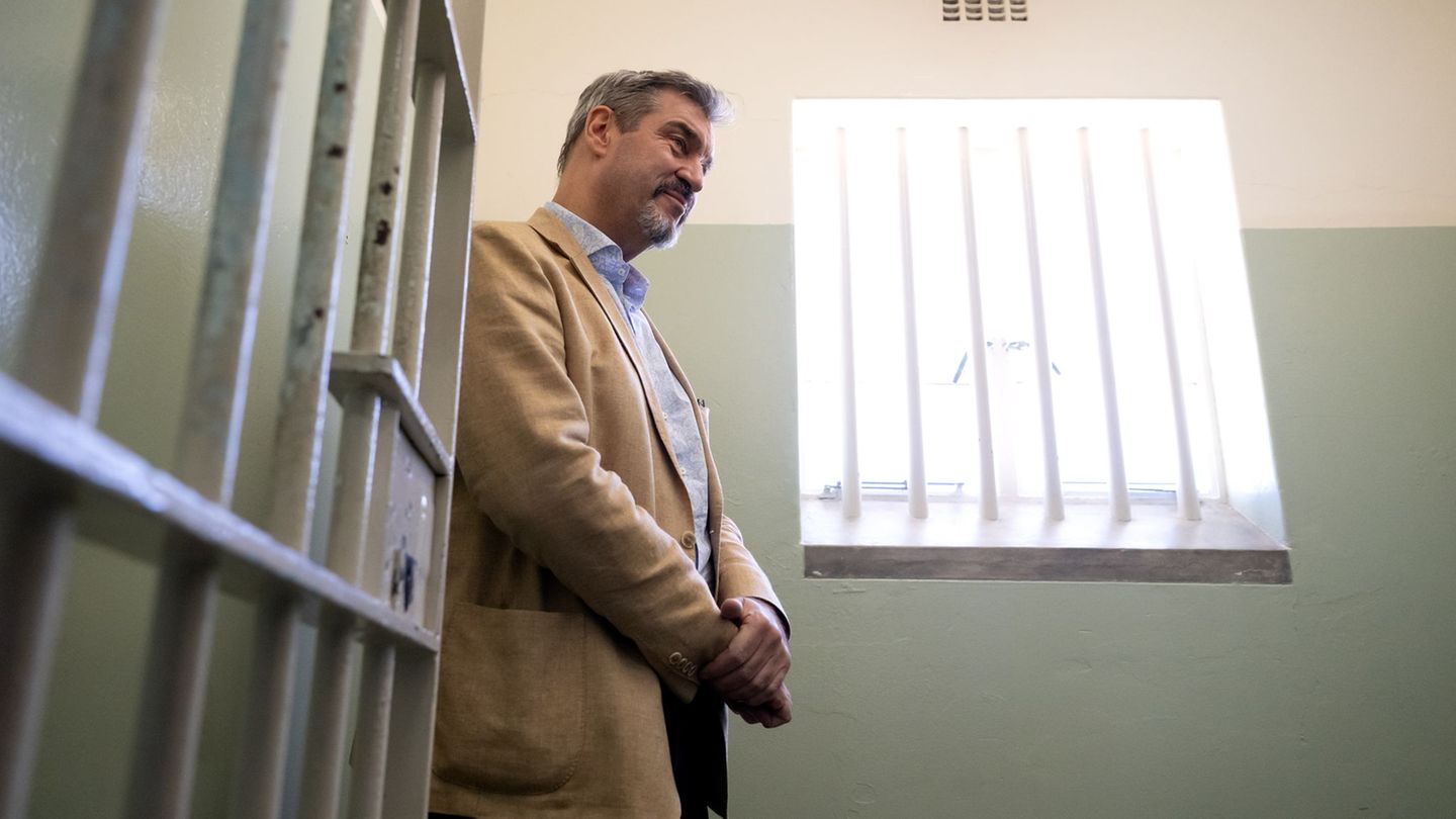 Markus Söder in der ehemaligen Zelle von Nelson Mandela. Foto: Sven Hoppe/dpa