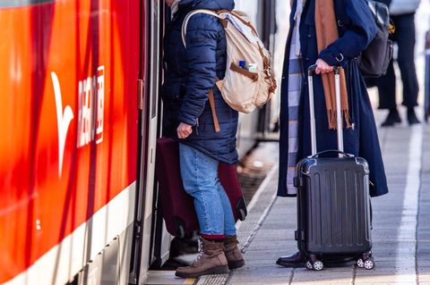 Pro Bahn und Grüne fordern Direktverbindungen nach Hamburg ohne Umsteigen in Bad Kleinen. (Archivbild) Foto: Jens Büttner/dpa