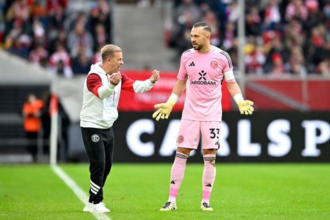 Fortuna-Coach Markus Anfang (li.) und Torwart Florian Kastenmeier: Was tun? Foto: Anke Waelischmiller/dpa
