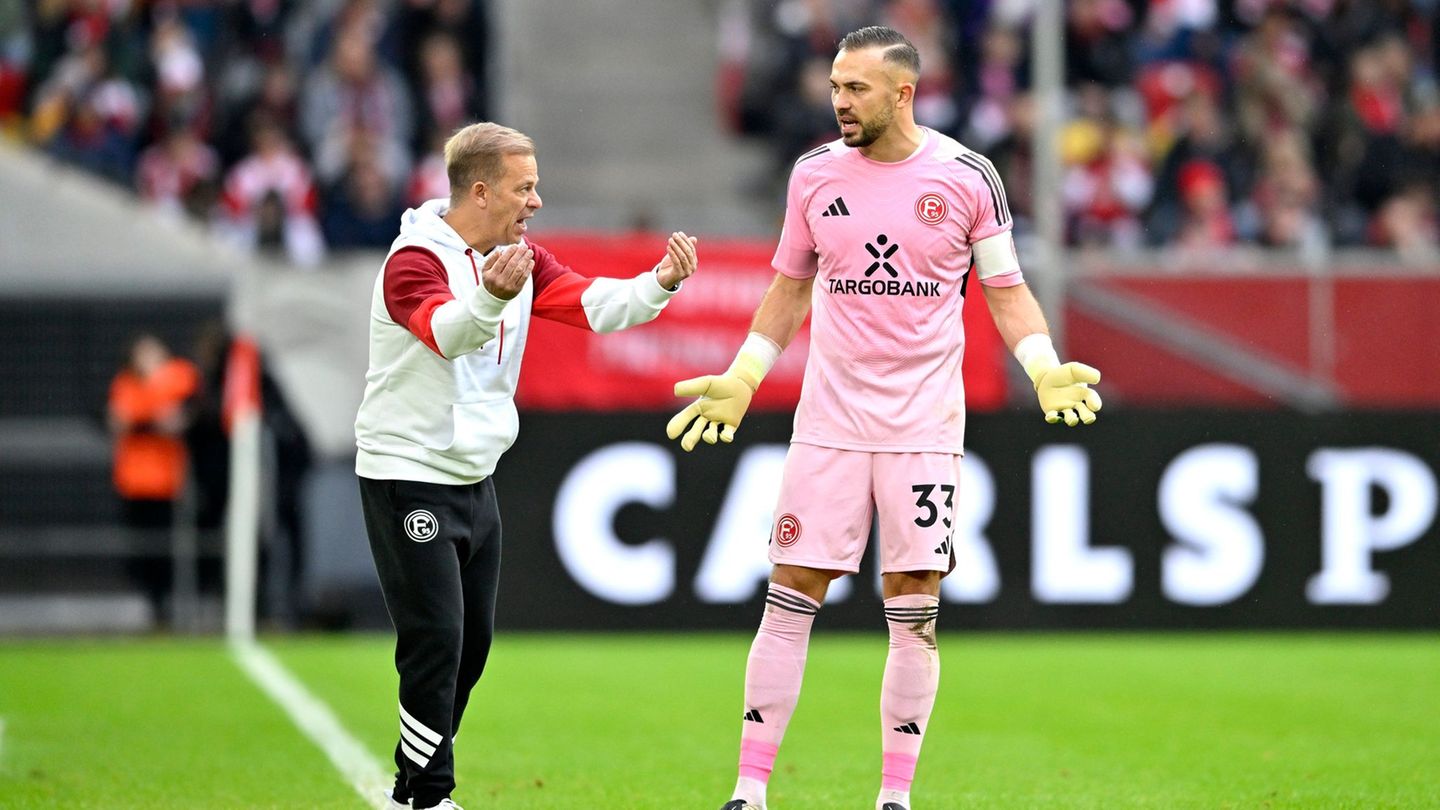 Fortuna-Coach Markus Anfang (li.) und Torwart Florian Kastenmeier: Was tun? Foto: Anke Waelischmiller/dpa