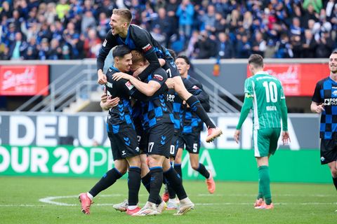 Paderborn jubelt über das Tor zum 1:0. Foto: Bernd Thissen/dpa